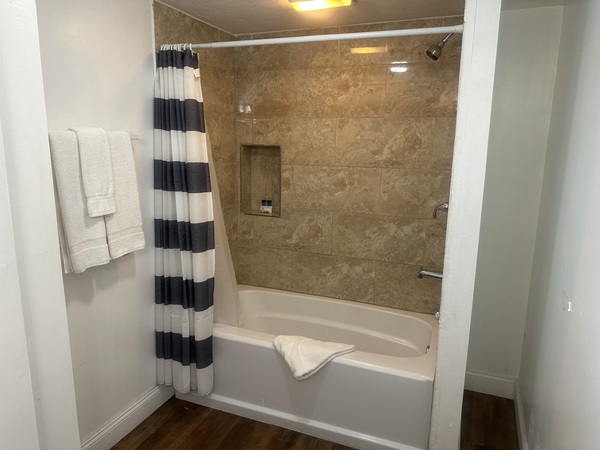 14-2 M St, One King Bdrm Apt Photo 4